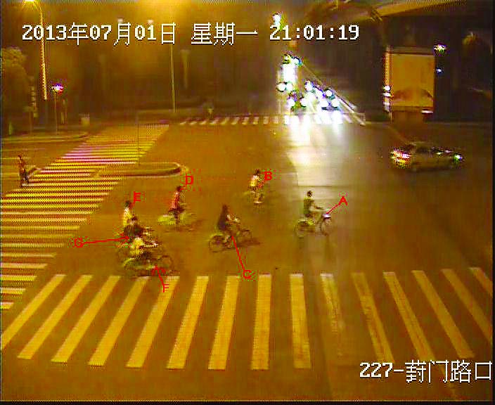 監(jiān)控顯示，有7名青年用非常規(guī)方式騎走公共自行車，其行為已涉嫌盜竊。